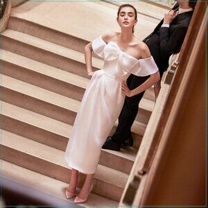 $6990 Carolina Herrera Structured Off Shoulder Silk Bow Pique Ivory Runway Dress